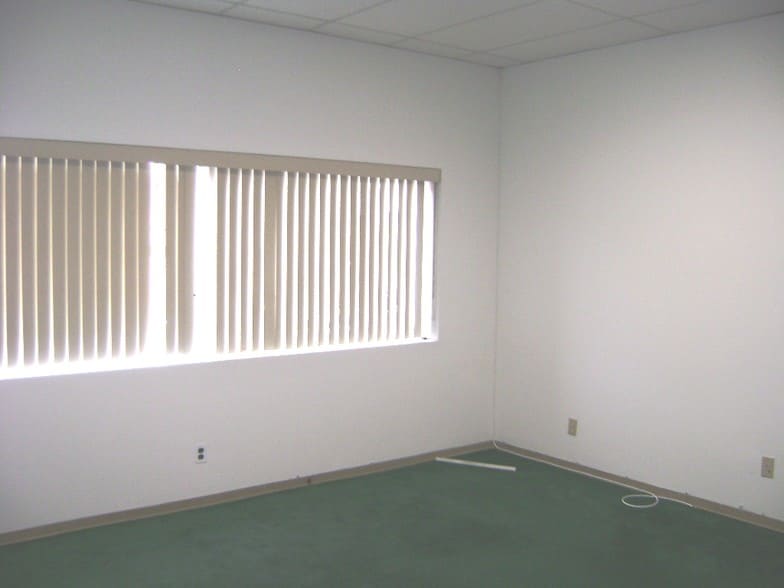 10 Cedar Swamp Rd, Glen Cove, NY for lease - Interior Photo - Image 2 of 12