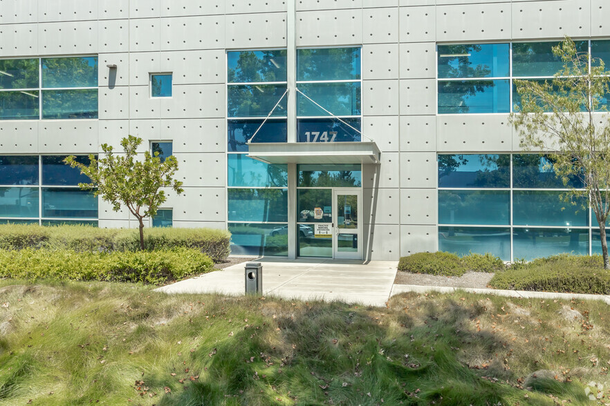 1747 N Market Blvd, Sacramento, CA for lease - Building Photo - Image 3 of 9