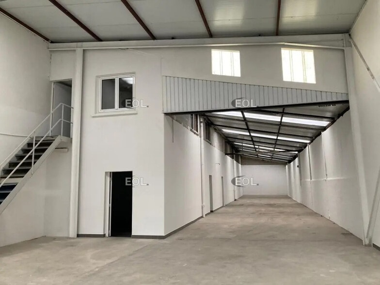 Flex in Sucy-en-Brie for lease - Interior Photo - Image 3 of 5