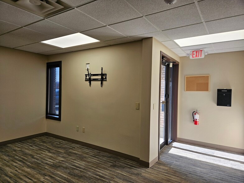 5444 State St, Saginaw, MI for lease - Lobby - Image 2 of 15