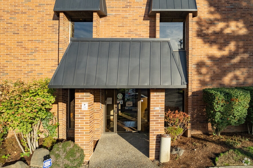 8401 NE Halsey St, Portland, OR for lease - Building Photo - Image 2 of 5