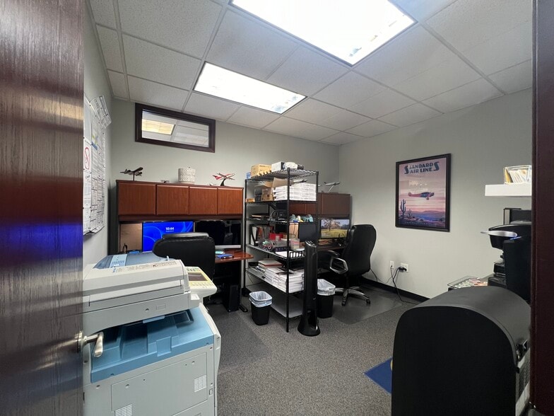 21620-21628 Midland Dr, Shawnee, KS for lease - Interior Photo - Image 2 of 21