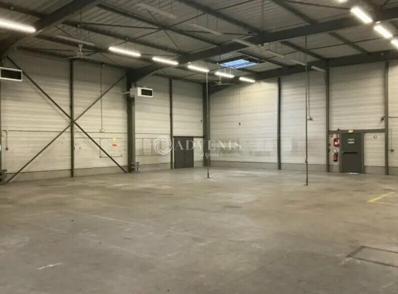 Flex in Mitry-Mory for lease - Interior Photo - Image 2 of 8