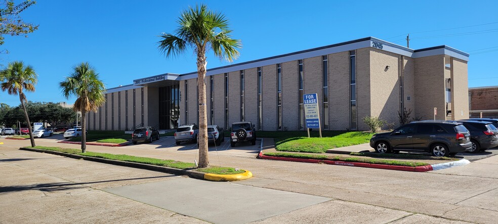 2045 Space Park Dr, Houston, TX for lease - Building Photo - Image 2 of 13