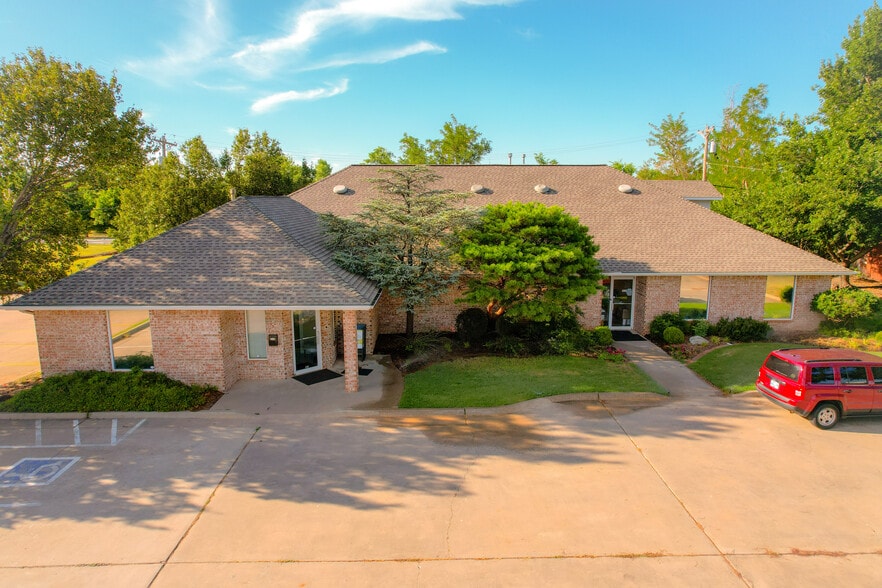 817 Irish Ln, Edmond, OK 73003