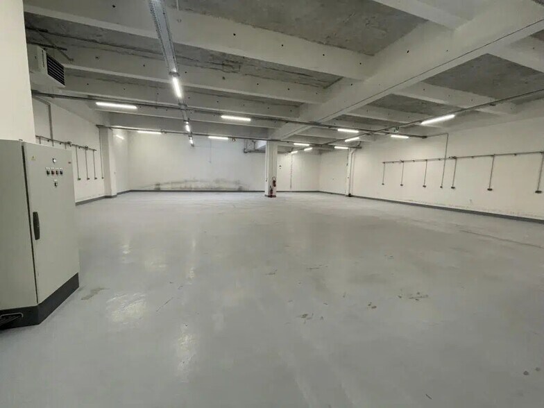 Flex in Paris for lease - Interior Photo - Image 2 of 5