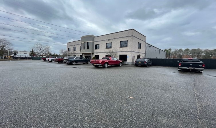 948 Old Medford Ave, Medford, NY for sale - Primary Photo - Image 1 of 1