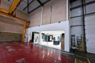 9 Greywell Rd, Basingstoke for lease Interior Photo- Image 2 of 2