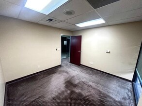 5558 California Ave, Bakersfield, CA for lease Interior Photo- Image 2 of 25