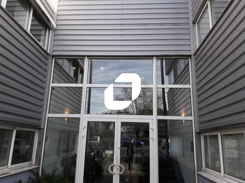 Office in Lormont for sale - Lobby - Image 1 of 13