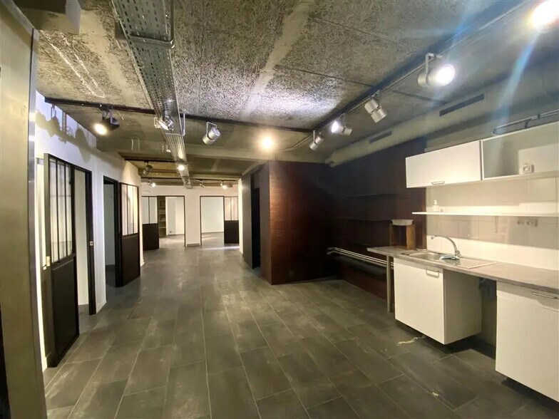 Office in Paris for lease - Building Photo - Image 3 of 9