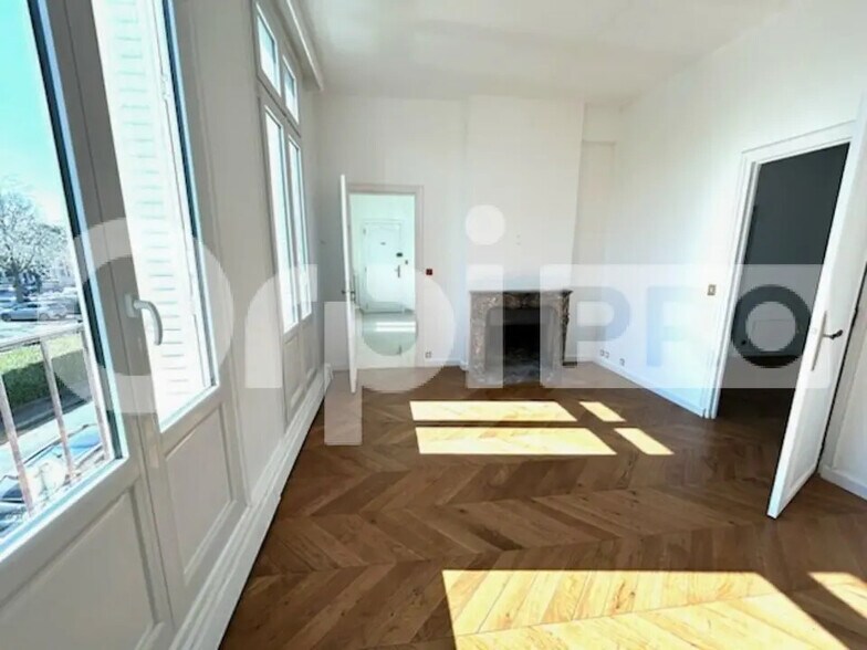 Office in Beauvais for lease - Interior Photo - Image 3 of 5