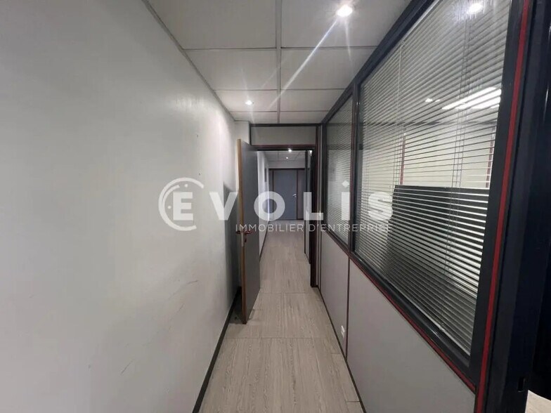 Office in Créteil for lease - Interior Photo - Image 2 of 7