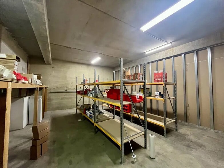 Industrial in Avignon for lease - Interior Photo - Image 2 of 11