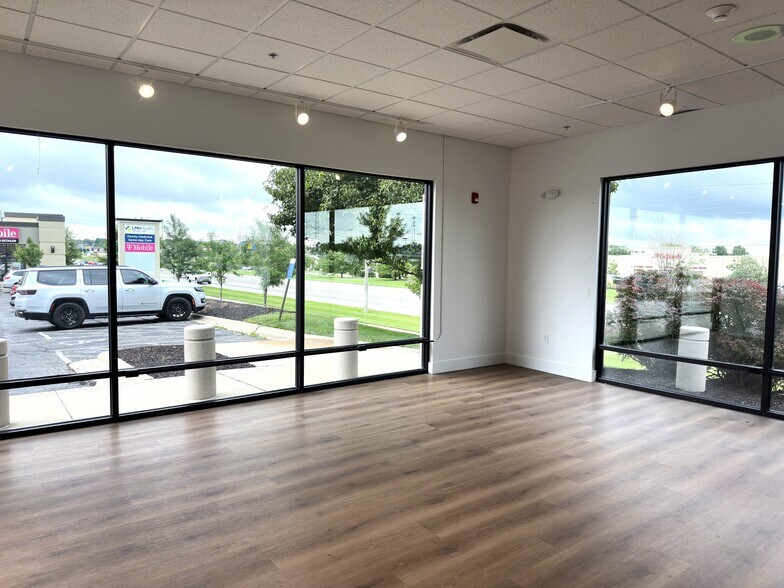 3221 Iowa St, Lawrence, KS for lease - Interior Photo - Image 2 of 6