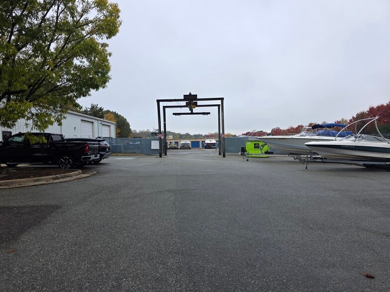 12700 Old Stage Rd, Chester, VA for lease - Building Photo - Image 2 of 11