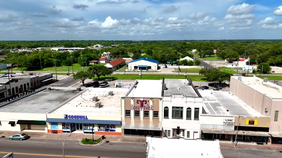 209 N Washington St, Beeville, TX for sale - Commercial Listing Video - Image 2 of 29