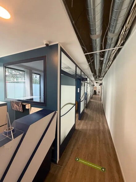 Retail in Paris for lease - Interior Photo - Image 1 of 5