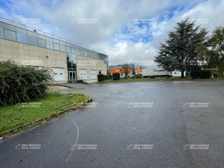 Flex in Chilly-Mazarin for sale - Building Photo - Image 1 of 10