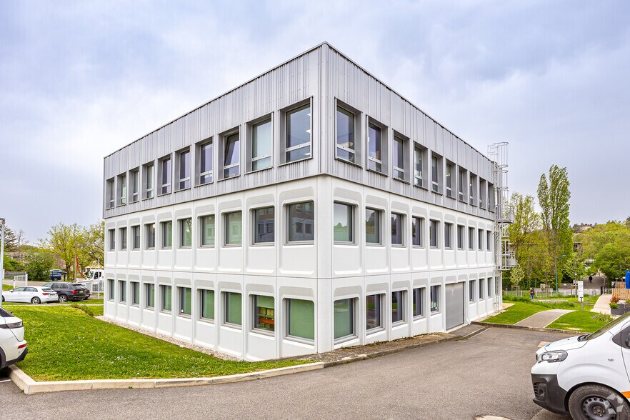 Office in Dardilly for lease - Building Photo - Image 2 of 4