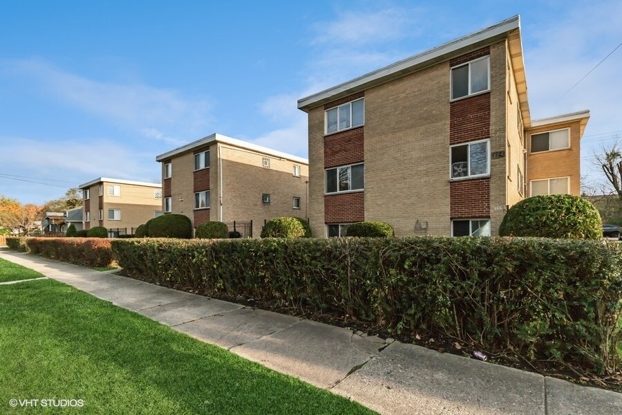 Multifamily in North Chicago, IL for sale Primary Photo- Image 1 of 1