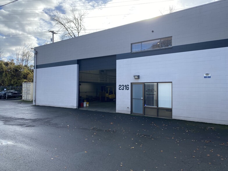 2312-2330 SE Clatsop St, Portland, OR for lease - Building Photo - Image 1 of 14