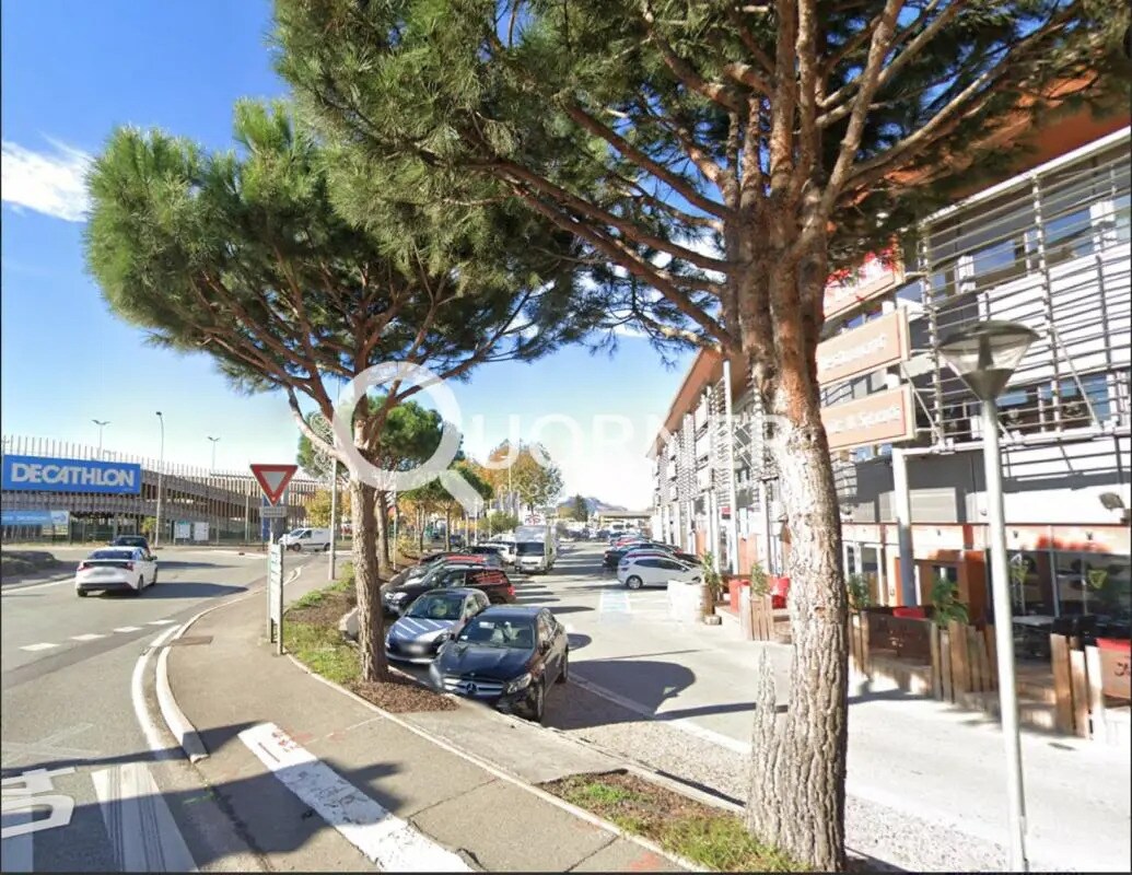 Retail in Fréjus for lease Building Photo- Image 1 of 2