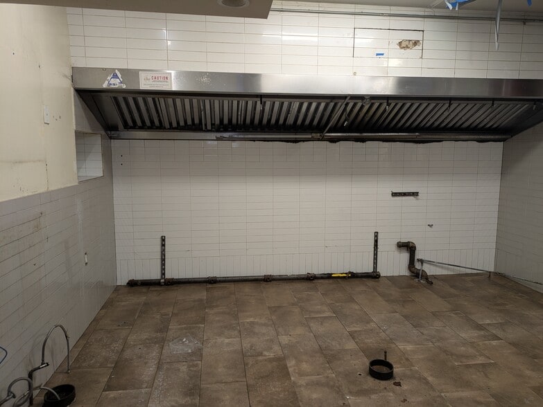 412 5th Ave, Brooklyn, NY for lease - Interior Photo - Image 3 of 5