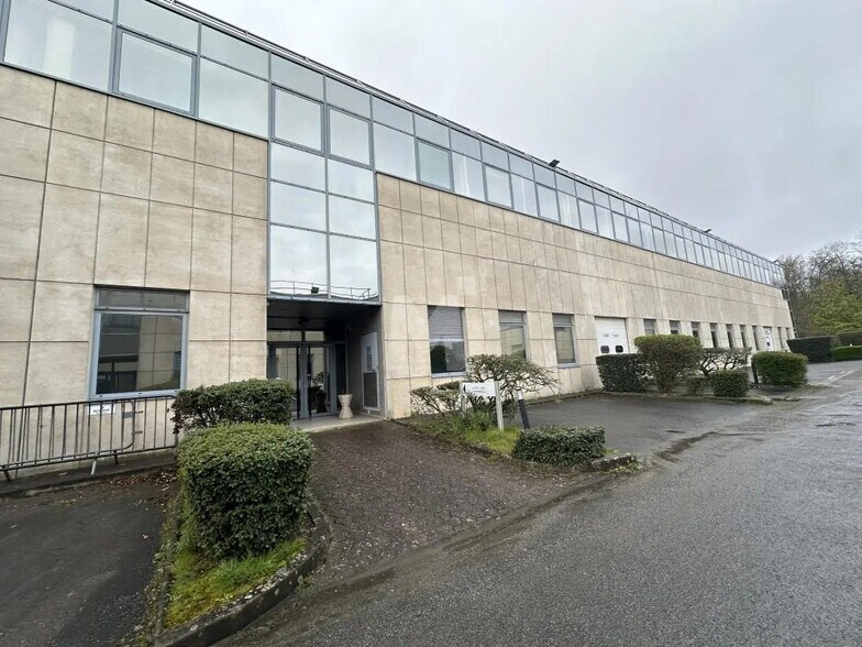 Flex in Chilly-Mazarin for lease - Building Photo - Image 1 of 12