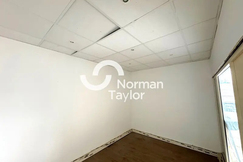 Flex in Lunel for lease - Interior Photo - Image 2 of 4