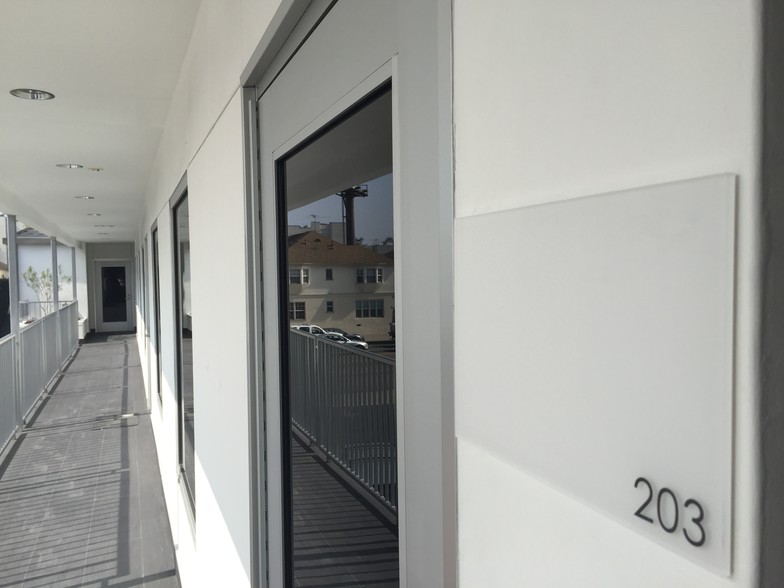 1232 S La Cienega Blvd, Los Angeles, CA for lease - Building Photo - Image 3 of 8