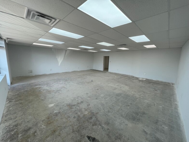 19000 W Warren Ave, Detroit, MI for sale - Interior Photo - Image 2 of 4