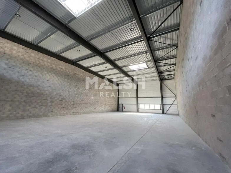 Flex in Dagneux for lease - Interior Photo - Image 2 of 5