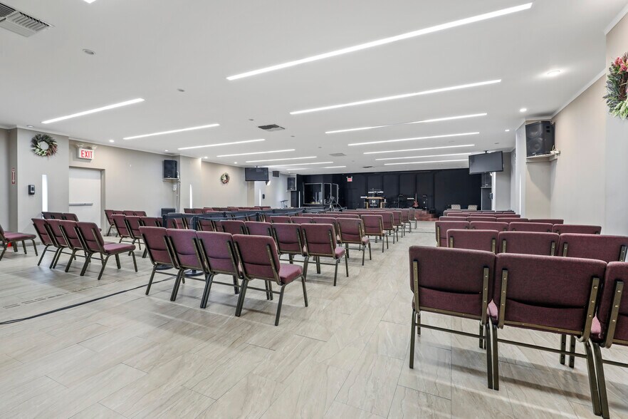 7202 Myrtle Ave, Glendale, NY for sale - Interior Photo - Image 1 of 16