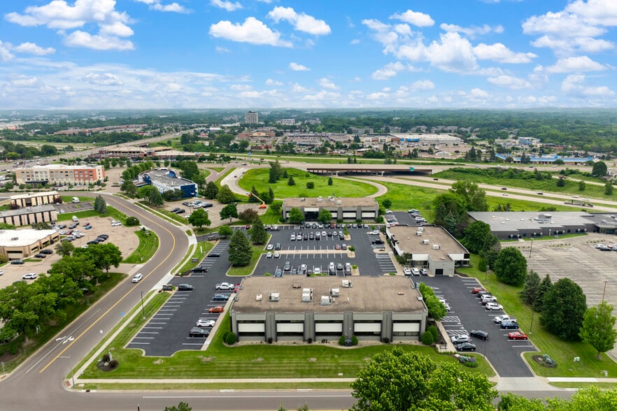 Yankee Square Office portfolio of 3 properties for sale on LoopNet.com - Building Photo - Image 2 of 6