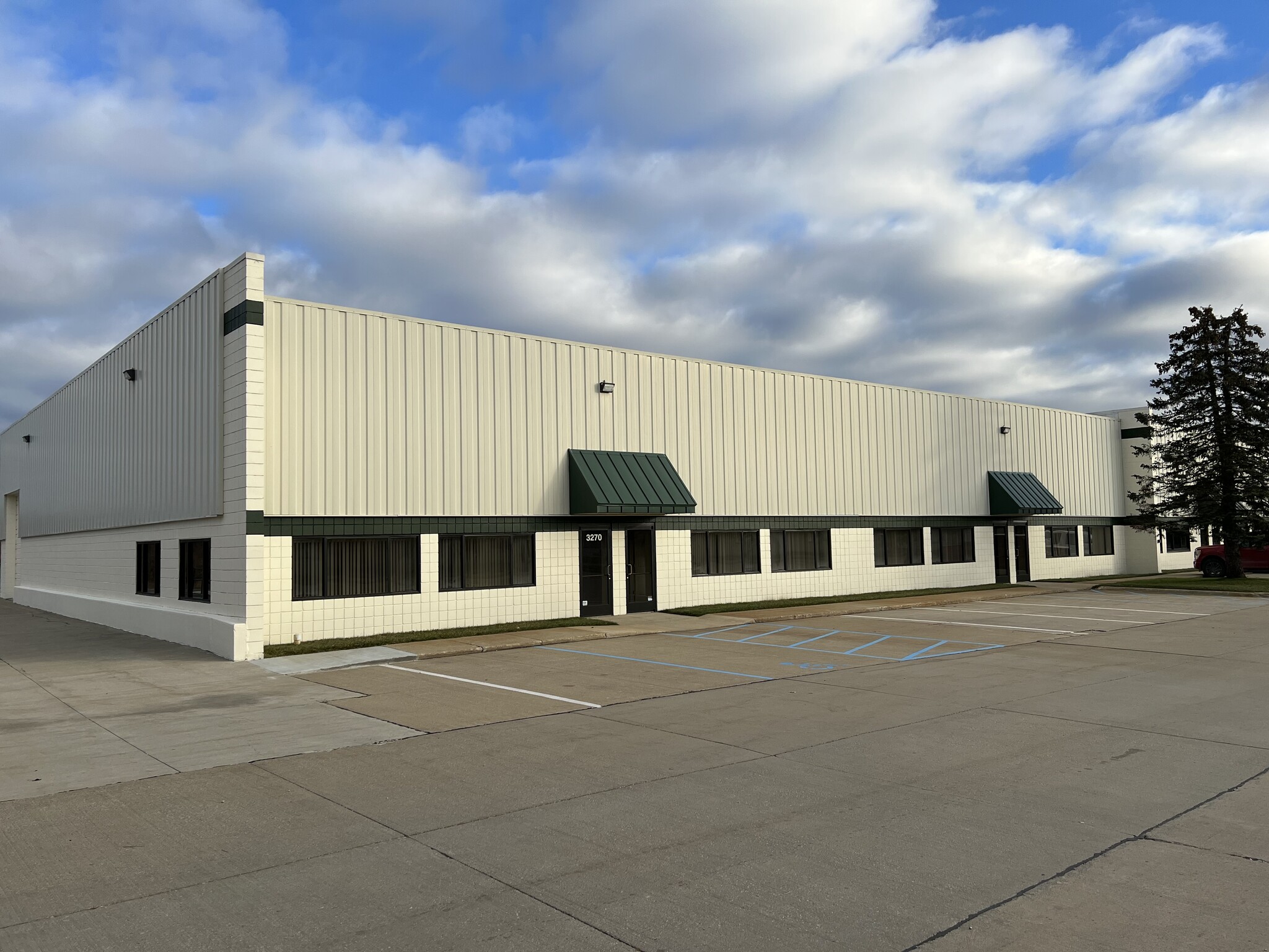 3200-3214 Adventure Ln, Oxford, MI for lease Building Photo- Image 1 of 10