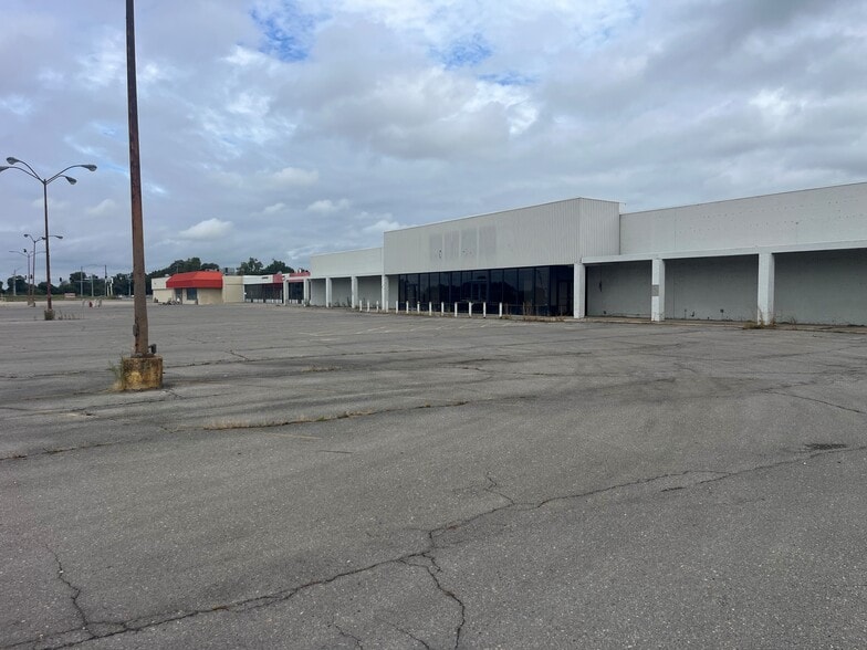 3, 5, 7, 9 Charleston Plaza, Charleston, MO for sale - Other - Image 2 of 7