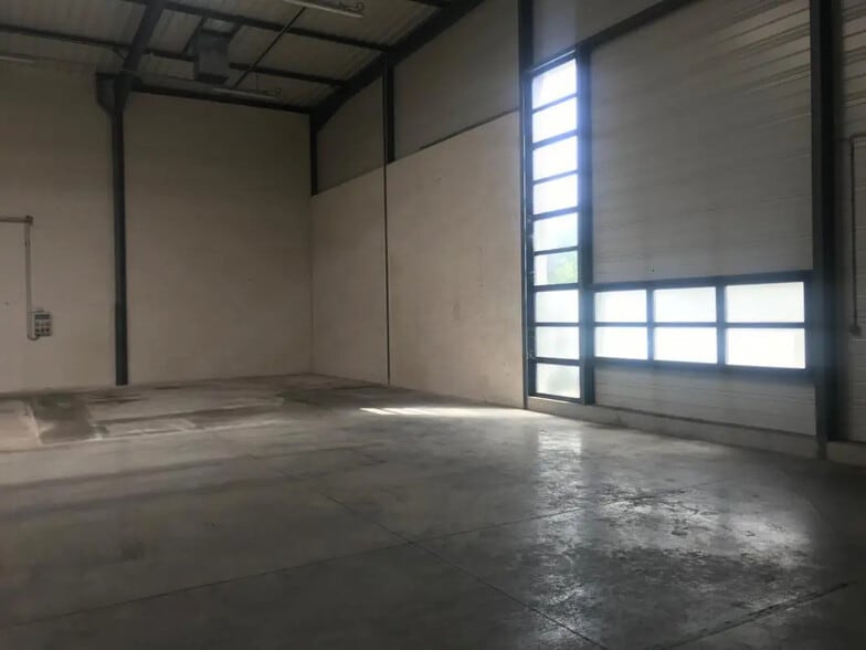 1 Rue De Lombardie, Saint-Priest for lease - Interior Photo - Image 3 of 7