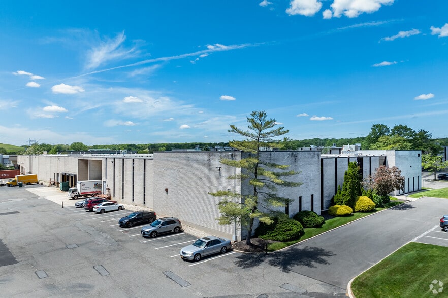 30 Hub Dr, Melville, NY for lease - Building Photo - Image 2 of 4