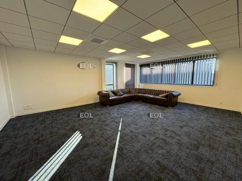 Office in Tigery for lease - Interior Photo - Image 2 of 12