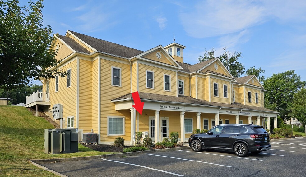 33 Bullet Hill Rd, Southbury, CT for sale - Building Photo - Image 1 of 1