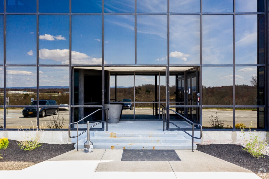 33 Airport Center Dr, New Windsor Township, NY for lease - Building Photo - Image 3 of 8