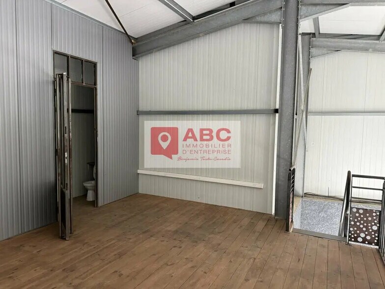 Flex in Saint-André for lease - Interior Photo - Image 2 of 7