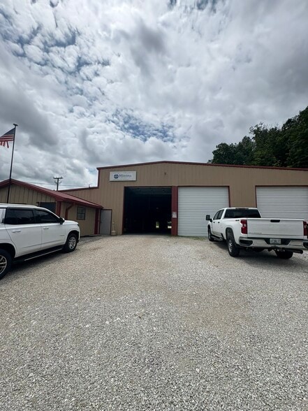 360 and 402 S Big Run Rd portfolio of 2 properties for sale on LoopNet.com - Building Photo - Image 2 of 13