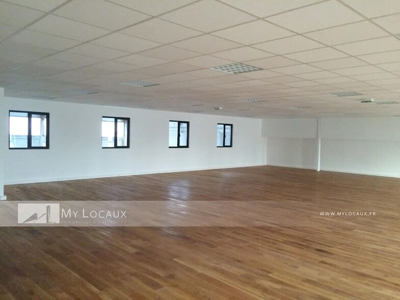 Flex in Courbevoie for lease - Interior Photo - Image 3 of 7