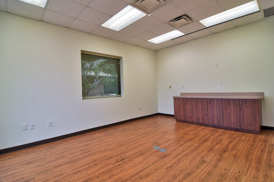 4500 140th Ave N, Clearwater, FL for lease - Interior Photo - Image 2 of 32