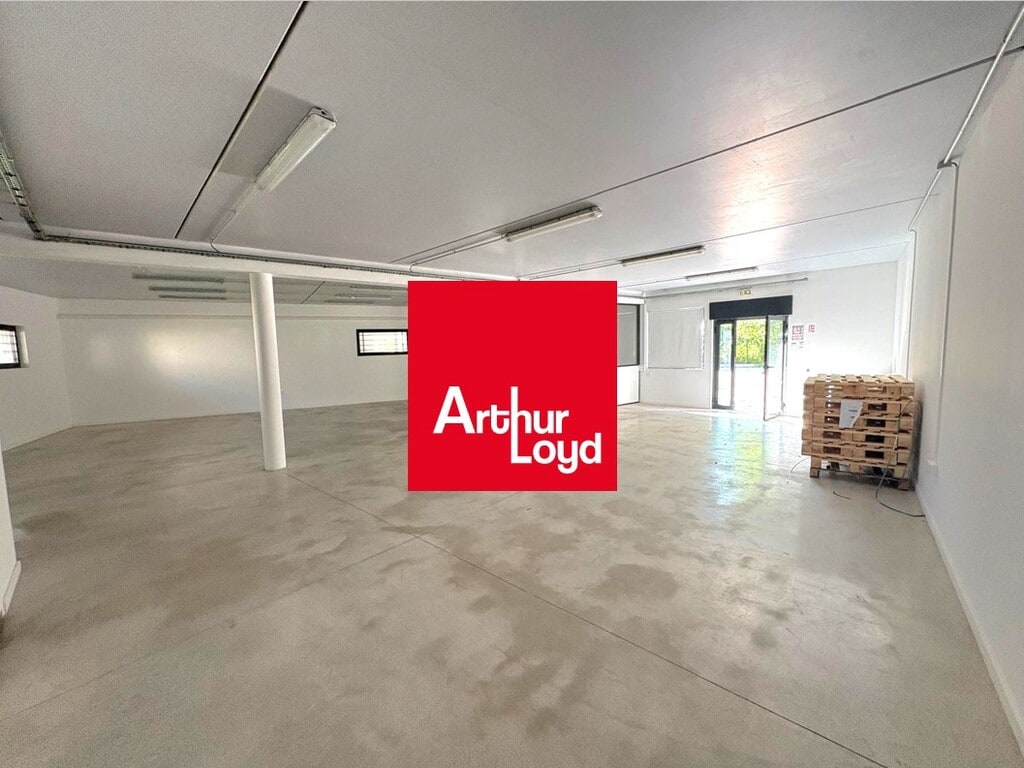 Location Local d'activités 150 m² - Photo 1