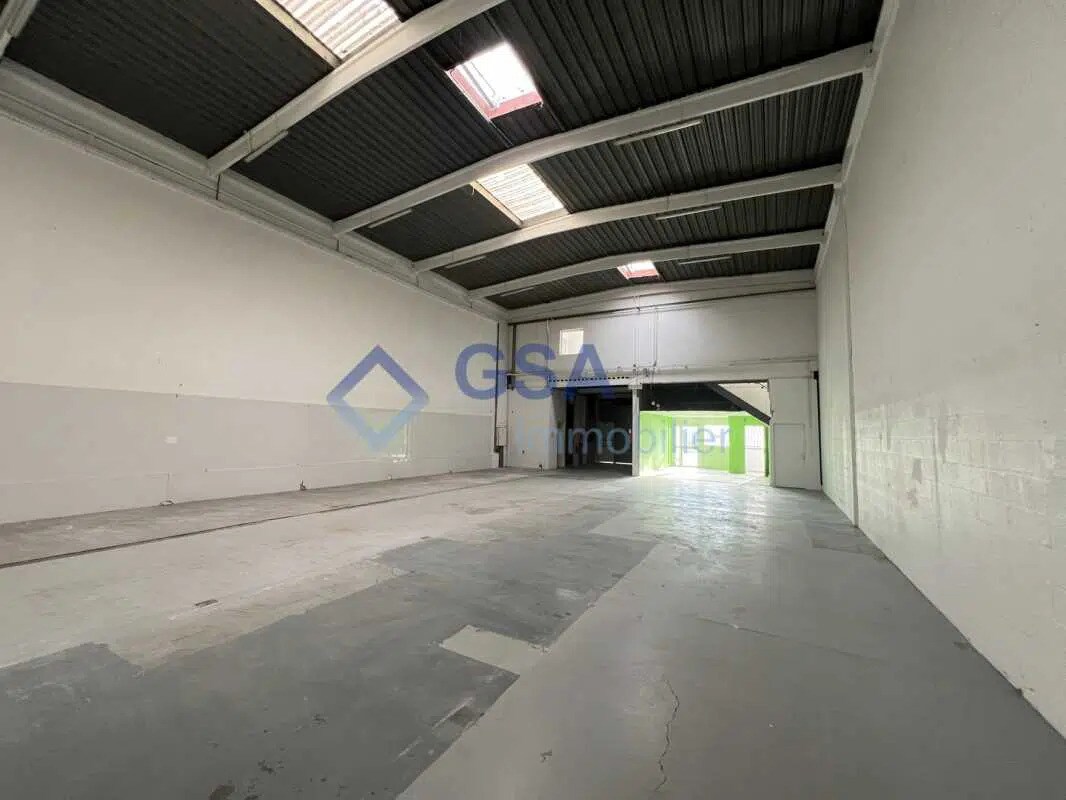 Office in Bondoufle for lease Interior Photo- Image 1 of 9