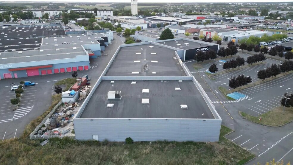 Retail in Vernouillet for lease - Building Photo - Image 2 of 22