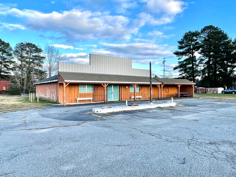 5254 Skippers Rd, Skippers, VA for sale - Primary Photo - Image 1 of 1